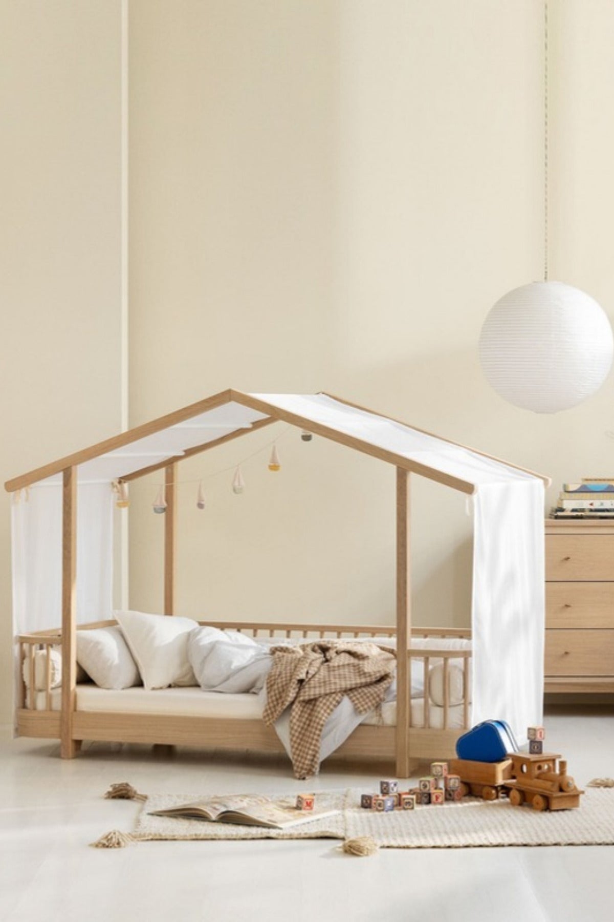 Oliver Furniture Wood Original Hausbett, Eiche – im Kinderzimmer