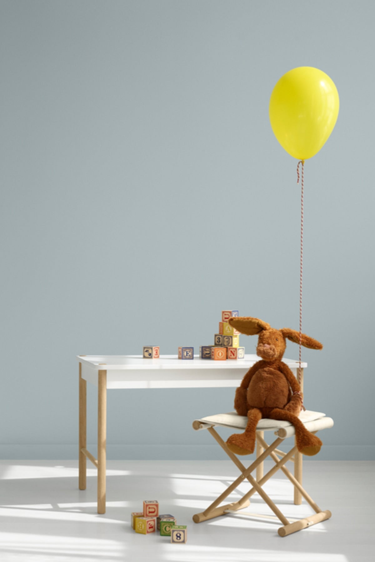 Oliver Furniture Camp Kleinkind Spieltisch mit Hocker