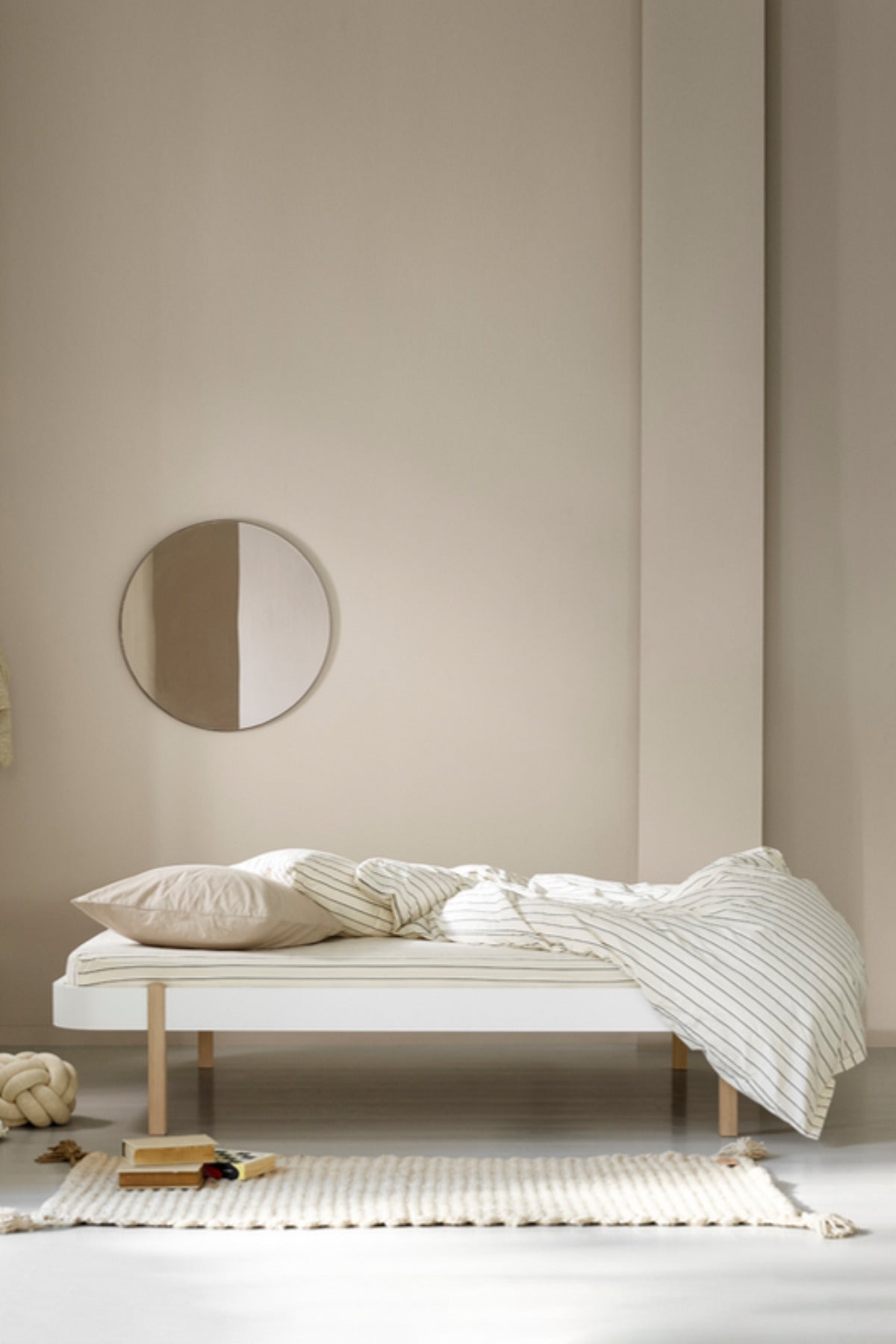 Oliver Furniture Wood Lounger Bett, weiß/Eiche – im Raum