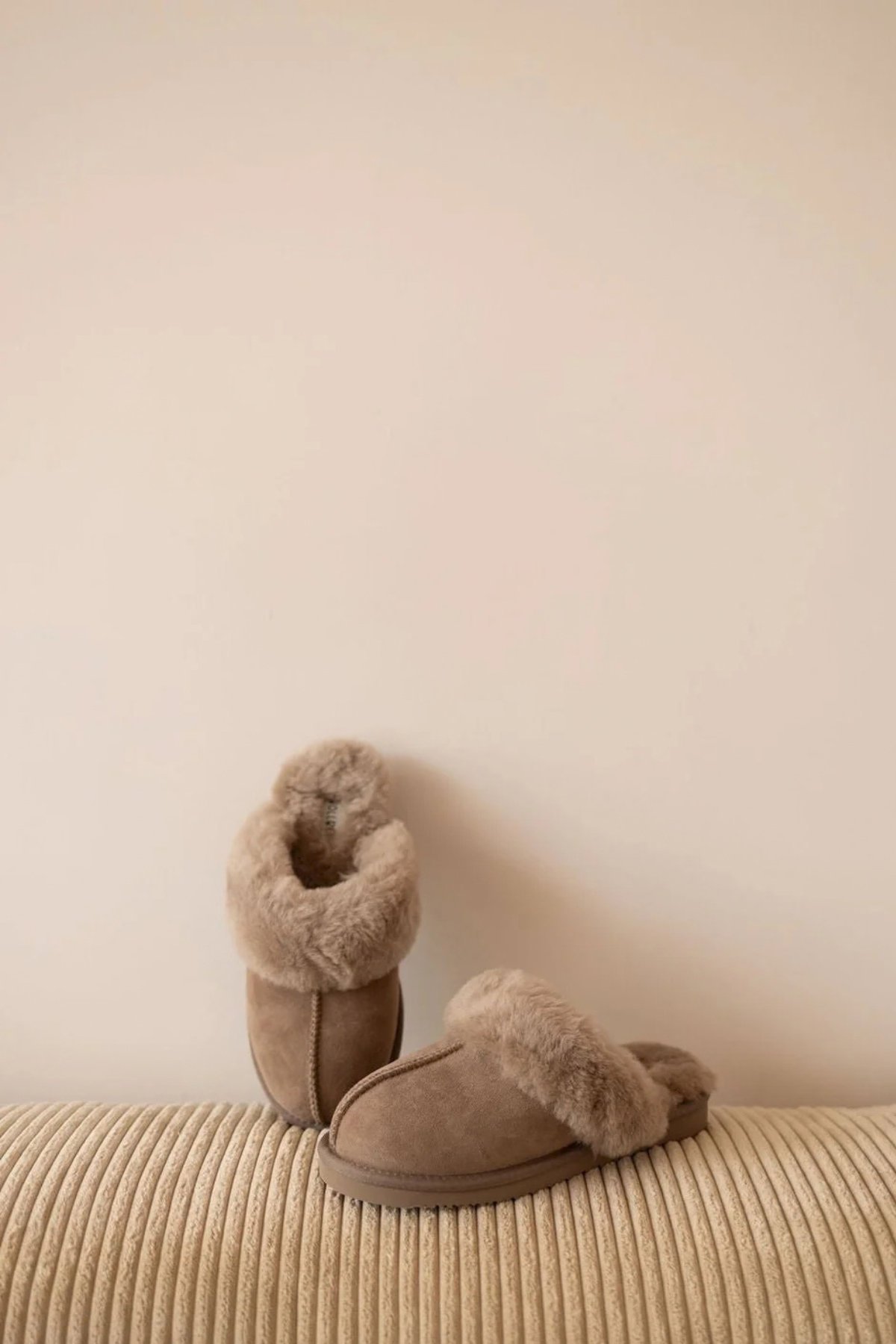 Mom Lammfell Pantoffel "Nuna" | Taupe