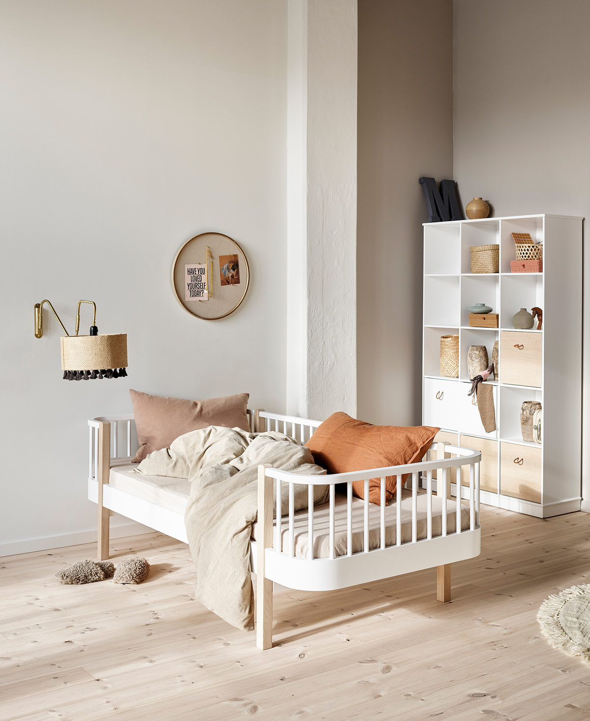 Oliver Furniture Wood Original Bettsofa 90x200, weiß/Eiche – im Kinderzimmer