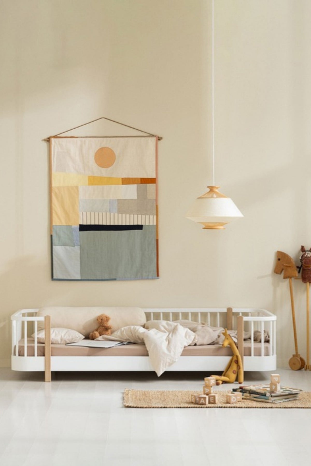 Oliver Furniture Wood Original Bodenbett, weiß/Eiche – im Kinderzimmer