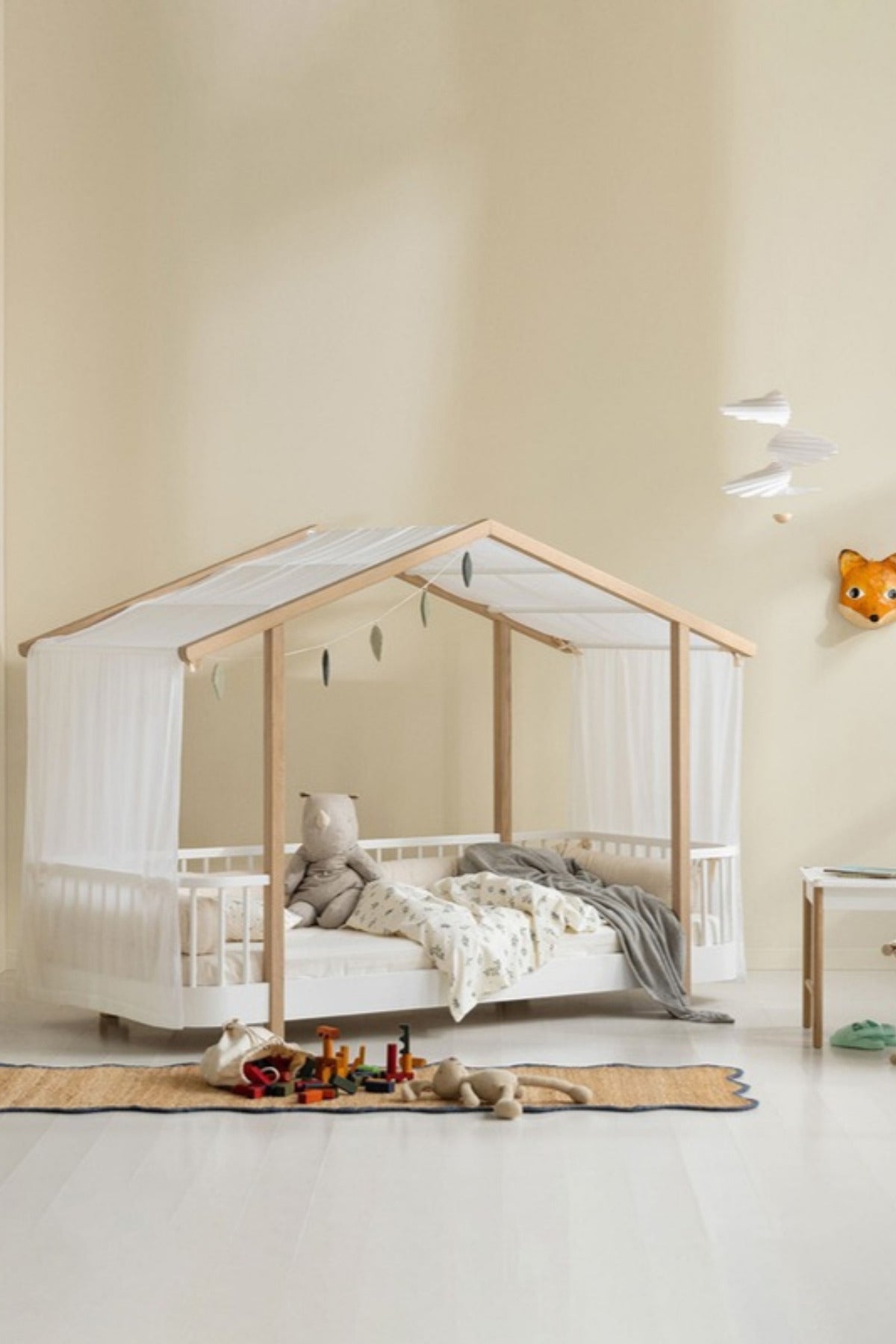 Oliver Furniture Wood Original Hausbett, weiß/Eiche – im Kinderzimmer