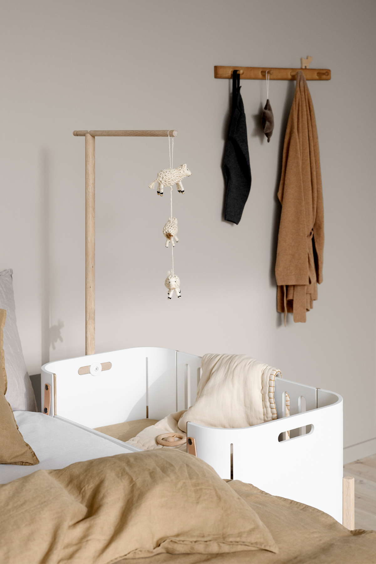 Beistellbett "Wood" inkl. Umbauset zur Bank | weiß/Eiche