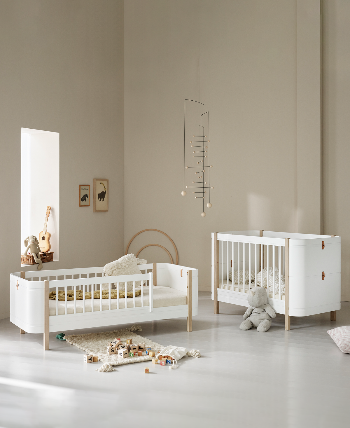 Oliver Furniture Wood Mini+ Geschwisterset, Weiß/Eiche – Babybett und Juniorbett