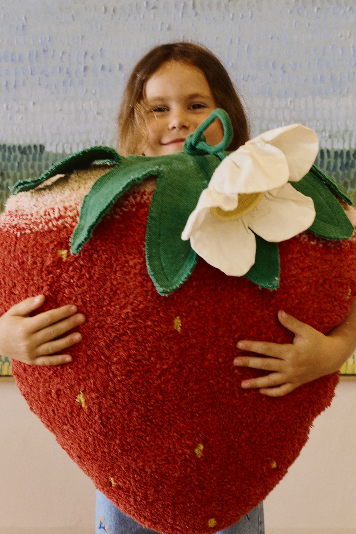 Bodenkissen Strawberry von Lorena Canals